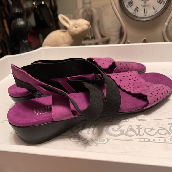 Munro Purple Perforated Nubuck Black Ankle Strap Sandals 9-1/2 W - Picture 4 of 6